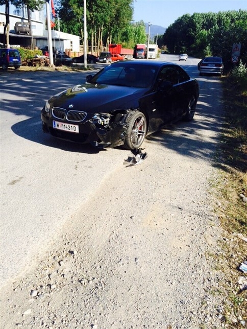 BMW Tırı Geçmek İsterken Kaza Yaptı